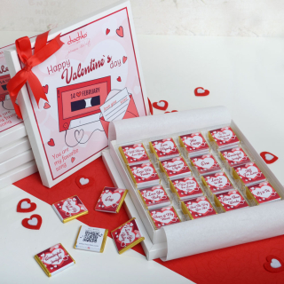 Страхотен подарък за Св.Валентин от Торти Чочко. Бонбониерата съдържа 32 блокчета фин млечен шоколад, който се топи в устата, с различни любовни песни. Уникална компилация от най-романтичните песни на всички времена. 
Всяко шоколадче в бонбониерата е със