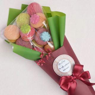 Букет Цветно Сабле от 300 г домашни хрупкави бисквити сабле с различни вкусове и пълнежи – подарък за 8 март с персонализиран надпис