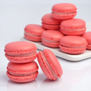 Френски макарони с хрупкава бадемова черупка с топяща се в устата сърцевина с нежен плодов вкус на ягода. Кутията съдържа 12 макарона. Размери на кутията 20/14 см.
Наличен във всички сладкарници и магазини Торти Чочко.