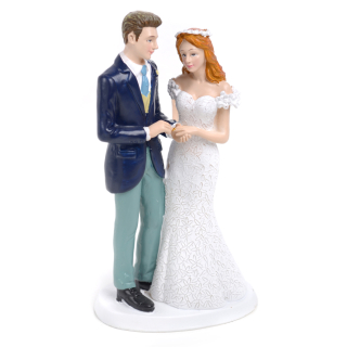 Красива булка с венче на косата и младоженец който слага пръстен на ръката и. Ръчно рисувана фигурка на младоженци за сватбена торта. Торти Чочко.