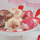 Кутия с 12 френски макарона за Свети Валентин, украсени с любовни послания, в червена подаръчна кутийка с панделка chochko