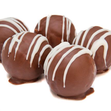 Ръчно правени криспи шоколадови топчета с нежен пълнеж от нукрема и цял лешник в сърцевината.