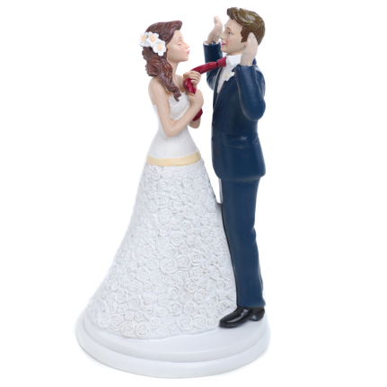 Младоженец с вдигнати ръце и булка дърпаща го за вратовръзката, за да го целуне. Голяма, хумористична, ръчно рисувана фигурка за сватбена торта. Размер: 22 см. 
