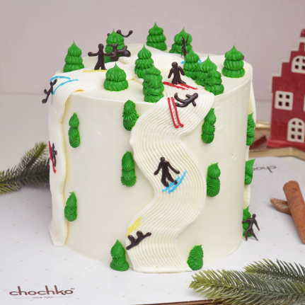 Зимна торта с декорации на снежни склонове, мини борчета и весели скиори торти чочко, chochko