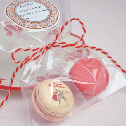 Мартеничка Френски Макарон Мартеничка френски макарони с хрупкава бадемова черупка с топяща се в устата сърцевина. Нежен плодов вкус на Ягода и Малина. Ако все още се чудиш какви мартенички да купиш, не се колебай, бъди различен и подари мартеничка-наслад