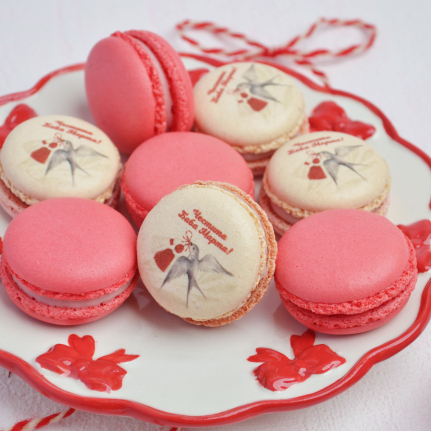 Кутия с 12 френски макарона с хрупкава бадемова черупка с топяща се в устата сърцевина. Нежен плодов вкус на Ягода и Малина. Ако все още се чудиш какви мартенички да купиш, не се колебай, бъди различен и подари мартеничка-наслада за сетивата :)
Грижливо