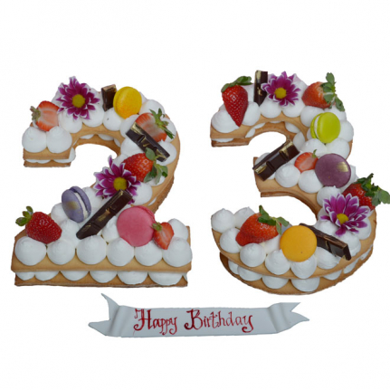 Бисквитена торта цифри с цветя, френски макарони и ягоди от Торти Чочко.  Още позната като Cookie Cake.