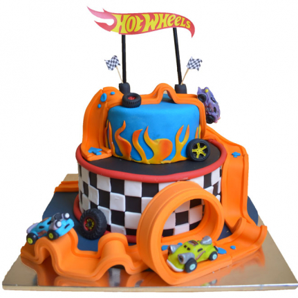Страхотна детска торта на колите от Hot Wheels със уникалната им писта от торти чочко. Подходяща за момчета които харесват екстремните колички.