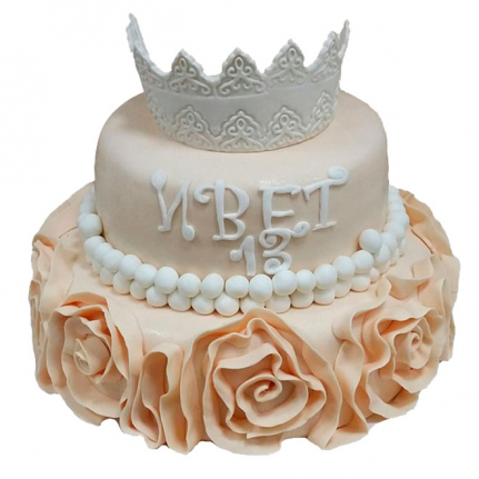Детска торта цвят пудра на Торти Чочко е перфектно декорирана с малка коронка и нежни цветя. Тортата ще достави радост на рождения ден на вашата малка принцеса.