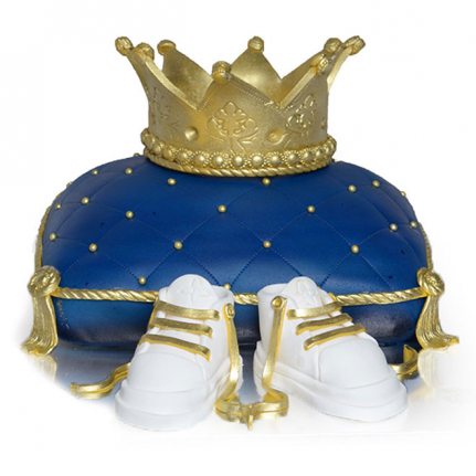 Торта за принц, бебешка торта, малкият принц, корона, торта с златна корона, бебешки обувки, синя възглавница, златни пискюли, торти чочко, torti chochko, torti za bebeta
