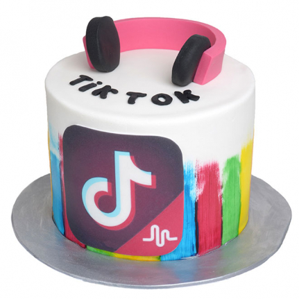 Супер актуална Tik Tok торта от Торти Чочко. Любимото на всеки тинейджър. Може да поръчаш онлайн с доставка до точен адрес. Поръчай на телефон - 700 18 256