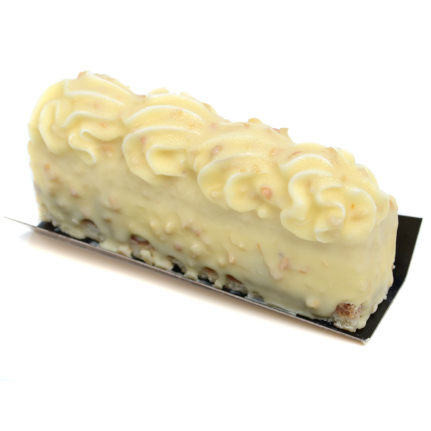 Индивидуален десерт с хрупкава бадемова основа, ванилов блат, бял млечен крем и тофи карамел в хрупкава шоколадова обвивка с бадем.