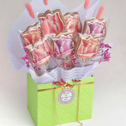 Голяма празнична чантичка с 7 ръчно декорирани меденки лалета за 8-ми Март, елегантно аранжирани и подходящи за подарък.