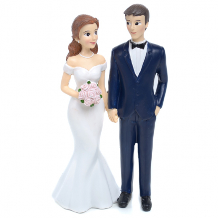 Ръчно рисувана класическа сватбена фигурка за сватбена торта от Торти Чочко. Булка в бяла рокля и младоженец в син костюм. Виж разнообразие от сватбени фигурки в Торти Чочко. 