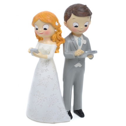 Модерна Сватбена фигурка на булка и младоженец с телефон и таблет от Торти Чочко. Разгледай разнообразие на сватбени фигурки в Торти Чочко.