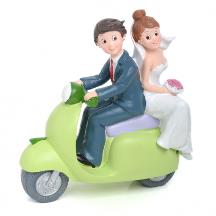 Сватбена фигурка за торта, младоженци на мотор, пътуващи на меден месец.