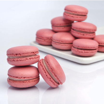 Френски макарони с амарена – 12 броя в кутия 20x14 см с хрупкава бадемова черупка и нежен плодов крем, налични в Торти Чочко.
