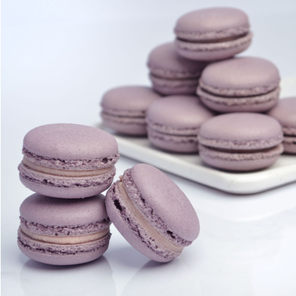 Френски макарони с боровинка – 12 броя в кутия 20x14 см с хрупкава бадемова черупка и нежен плодов крем, налични в Торти Чочко.
