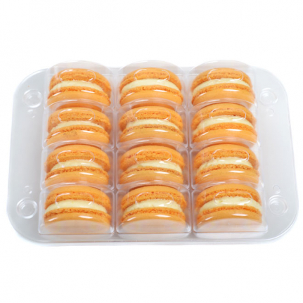 Френски макарони с хрупкава бадемова черупка с топяща се в устата сърцевина с цитрусов вкус на портокал. Кутията съдържа 12 макарона. Размери на кутията 20/14 см.
Наличен във всички сладкарници и магазини Торти Чочко.