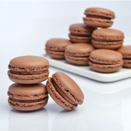 Френски макарони с шоколад – 12 броя в кутия 20x14 см с хрупкава бадемова черупка и нежен шоколадов крем, налични в Торти Чочко.