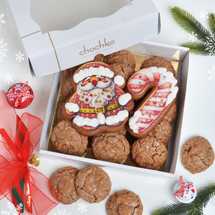 Голяма кутия коледни ореховки и коледни меденки торти чочко