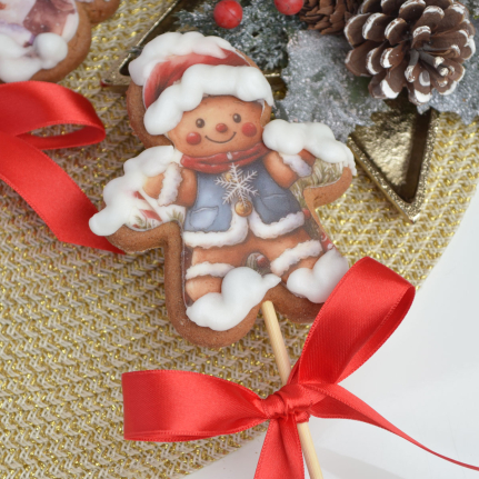 Прясно изпечена коледна меденка с натурален мед и канела, ръчно декорирана и опакована с празнична панделка