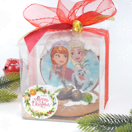 Ръчно правено, коледно преспапие от прясно изпечени меденки декорирано с любимите Елза и Ана от Замръзалото кралство и сняг от Роял айсинг. Торти Чочко