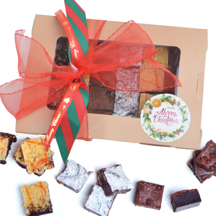 Кутия с 24 брауни хапки в различни вкусове, опакована с красива панделка – перфектен коледен подарък