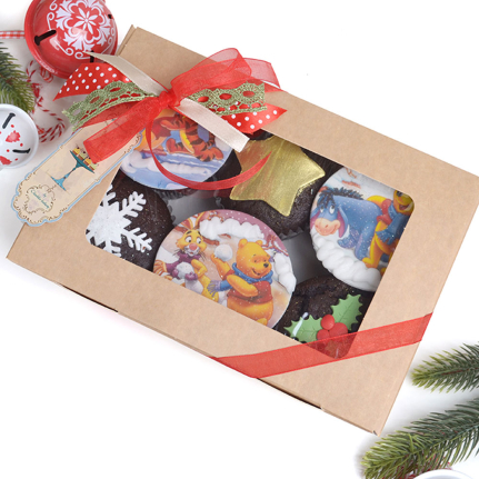 Сет от 6 броя декорирани Коледни Мъфини Мечо Пух. Прясно изпечени кексчета с пълнеж. В празнично опакована кутия с панделка, готови за подарък. Виж още коледни подаръци в Торти Чочко.