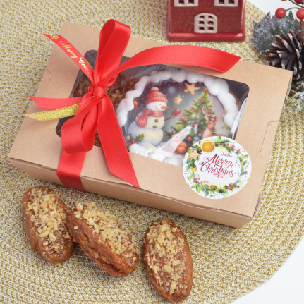 Коледни сладки с мед, орехи и портокалов сок, подаръчна кутия с декорирана коледна меденка.