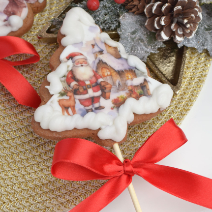 Прясно изпечена коледна меденка с натурален мед и канела, ръчно декорирана и опакована с празнична панделка Торти Чочко