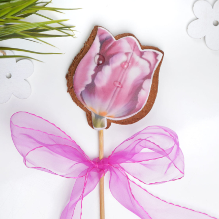 Лалетата са предвестник на пролетта.
Подари цвете на мама, баба, леля, сестра или приятелка, зарадвай я за 8ми Март. Нежен жест, който всяка дама заслужава.
Винаги пряно изпечени, меденките на Торти Чочко са сладки, вкусни, приготвени със 100% натурален