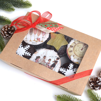 Сет от 6 броя декорирани Мъфини Нова година от Торти Чочко. Прясно изпечени кексчета с пълнеж. В празнично опакована кутия с панделка, готови за подарък. Виж още коледни подаръци в Торти Чочко.
