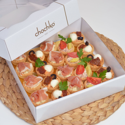 Солени тарталети с мус от сирена и прошуто;
Солени тарталети с крема сирене с билки и подправки, сушени домати, бейби моцарела и маслина ;
Солени тарталети с мус от пилешко месо, крема сирене, бейби царевица и домат; 
chochko