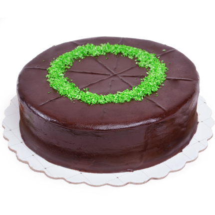 Класическа торта с ръчно правени орехови блатове, кадифен ганаш крем и плътна шоколадова обливка.
Вкус, който никога не излиза от мода. Торти Чочко