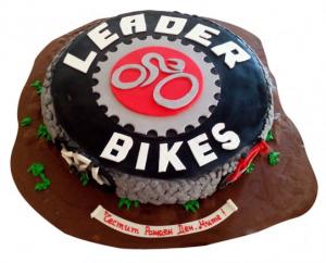 Изненадахме Митко от Leader Bikes със страхотна торта!